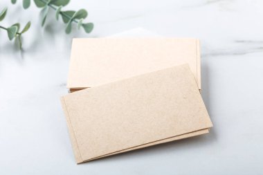 Kartvizit kraft kağıdı mermer masanın üzerinde.