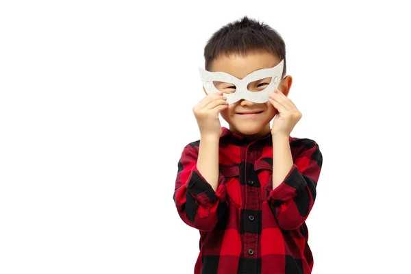 Happy Kid Noszenia Zabawy Maską Strony Oko Izolowane Białym Tle — Zdjęcie stockowe
