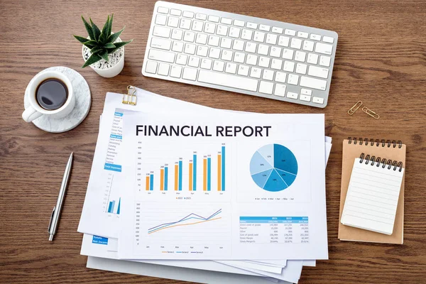 Финансовый Отчет Стопка Графиков Бухгалтерских Документов Компьютером Столе Обзор Финансовой — стоковое фото