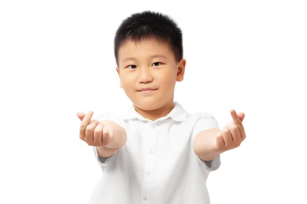 Kind Zeigt Mini Herzen Mit Weißem Hemd Auf Weißem Hintergrund — Stockfoto