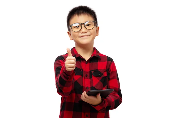 戴眼镜笑着的孩子 拿着一块有大拇指的石碑 与白色背景隔离在一起 — 图库照片