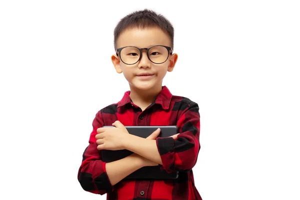 Criança Óculos Segurando Tablet Peito Com Sorriso Vestindo Camisa Vermelha — Fotografia de Stock