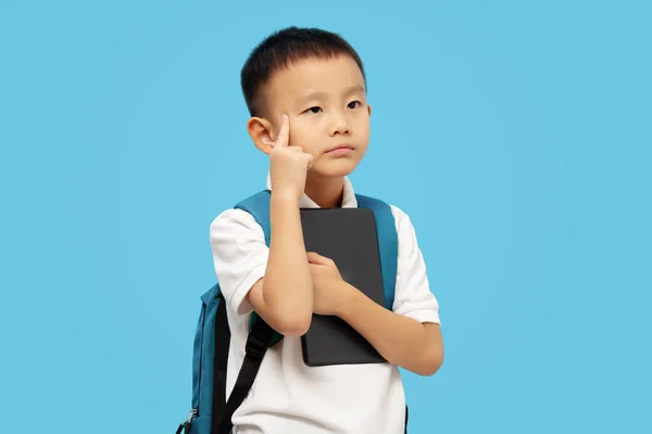 Kid Cansado Entediado Para Descobrir Com Dedo Cabeça Fundo Azul — Fotografia de Stock