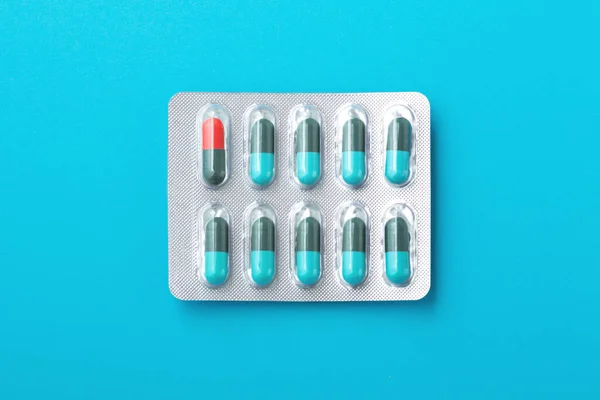 Kapsül Hapları Mavi Arka Planda Ilaç Paketi Üst Görünüm — Stok fotoğraf