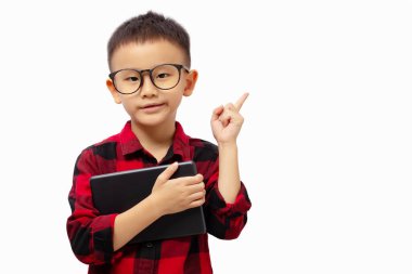 Gözlüklü bir çocuk tablet tutarken parmağını yukarı kaldırır, sunar, beyaz arka planda izole olur.