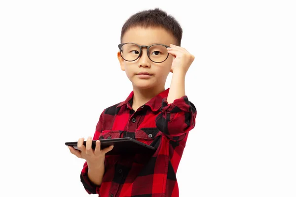 Criança Moda Com Mão Segurando Óculos Tablet Vestindo Camisa Vermelha — Fotografia de Stock