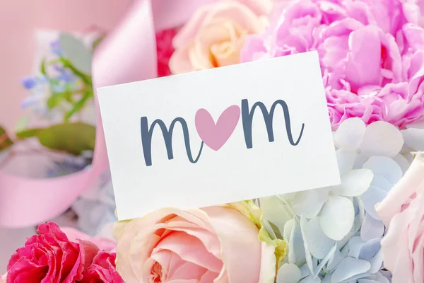 Mom Text Heart Card Beautiful Flower Background Mother Day Greeting — Stock Photo, Image