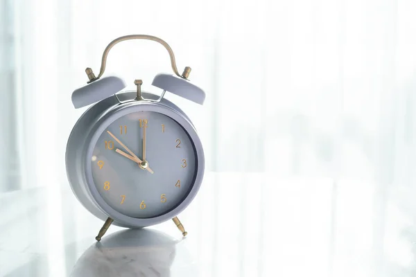 Vintage Alarm Clock Light Blur Window Background — Stock fotografie