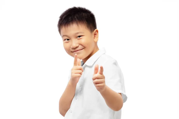 Uśmiechnięty Dzieciak Prawidłowym Znakiem Ręki Wskazującym Kamerę Białym Tle — Zdjęcie stockowe
