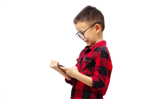 Criança Vestindo Óculos Aprendendo Com Tablet Vestindo Camisa Vermelha Isolada — Fotografia de Stock