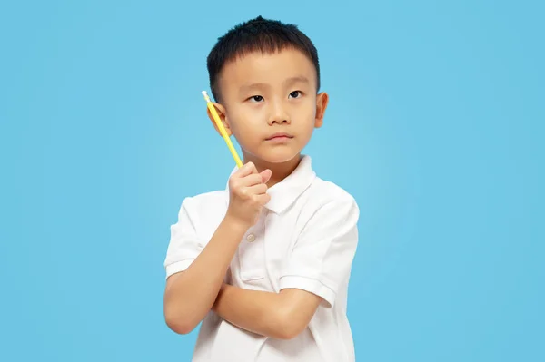 Ragazzo Intelligente Che Incrocia Braccia Pensa Alzando Sguardo Tenendo Matita — Foto Stock