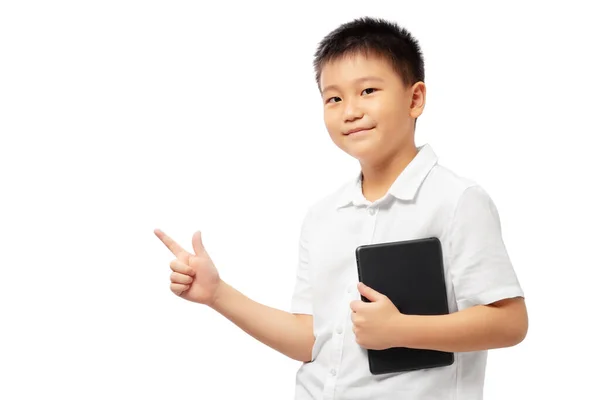Dítě Prsty Prezentovat Ukazuje Doleva Drží Tabletu Sobě Bílé Tričko — Stock fotografie
