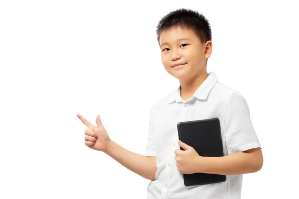 Ragazzo Con Dita Che Presentano Puntano Sinistra Tenendo Mano Compressa — Foto Stock