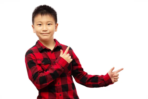 Criança Com Dedos Apresentando Apontando Para Direita Vestindo Camisa Vermelha — Fotografia de Stock