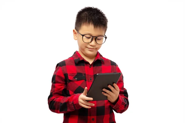 Bambino Che Indossa Occhiali Vista Imparare Con Tablet Indossando Camicia — Foto Stock