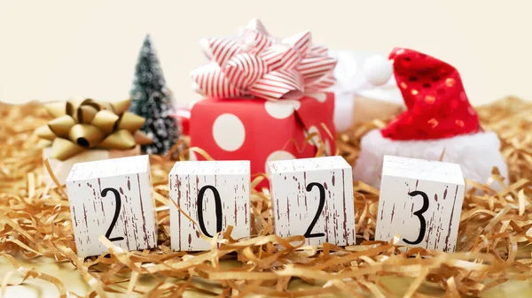 Nowy Rok 2023 Drewniane Kostki Pudełkiem Prezentów Ozdoby Świąteczne Brokatowym — Zdjęcie stockowe