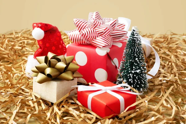 Χριστουγεννιάτικα Δώρα Κουτί Και Διακόσμηση Χρυσό Χαρτί Glitter — Φωτογραφία Αρχείου