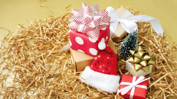 Χριστουγεννιάτικο Κουτί Δώρου Και Στολίδια Φόντο Χρυσό Χαρτί — Φωτογραφία Αρχείου