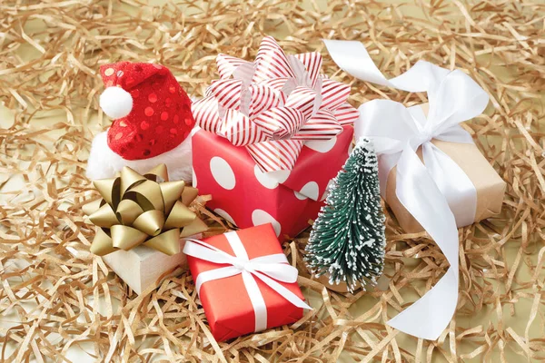 Cajas Regalo Navidad Sobre Papel Dorado —  Fotos de Stock