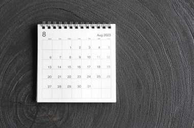 Takvim Ağustos 2023, rustik siyah arkaplan, kopya alanı ile üst görünüm