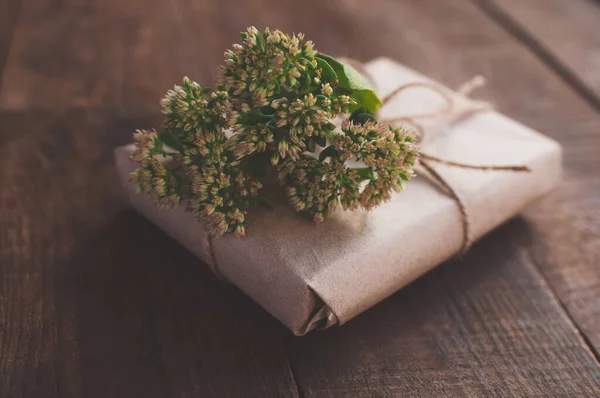Ajándék Csomagolópapírba Csomagolva Virágokkal Díszítve — Stock Fotó
