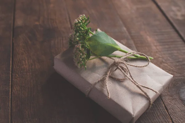 Ajándék Csomagolópapírba Csomagolva Virágokkal Díszítve — Stock Fotó