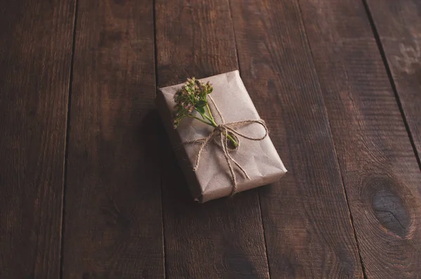 Cadeautje Verpakt Kraftpapier Versierd Met Bloemen Rechtenvrije Stockfoto's