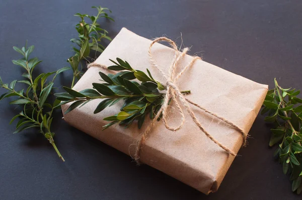 Подарочная Коробка Узелком Натуральным Зелеными Листьями Черном Фоне Концепция Продажи — стоковое фото
