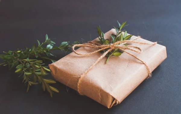 Caja Regalo Artesanal Con Nudo Natural Con Hojas Verdes Sobre —  Fotos de Stock