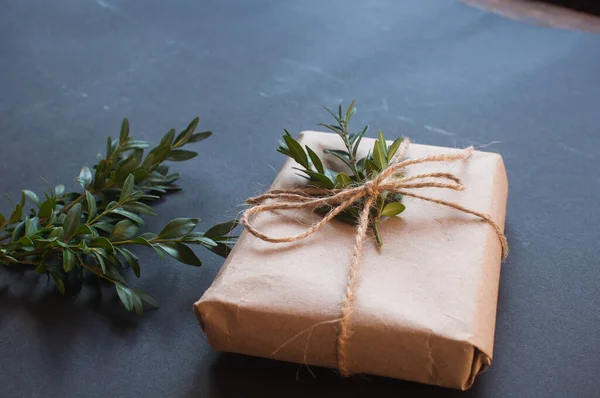 Χειροποίητο Κουτί Δώρου Κόμπο Φυσικό Πράσινα Φύλλα Μαύρο Φόντο Πώληση — Φωτογραφία Αρχείου