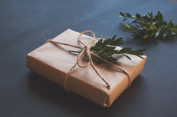 Χειροποίητο Κουτί Δώρου Κόμπο Φυσικό Πράσινα Φύλλα Μαύρο Φόντο Πώληση — Φωτογραφία Αρχείου