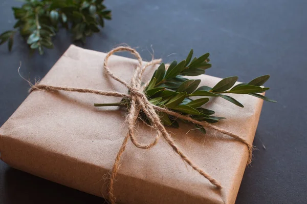 Craft Gift Box Knot Natural Green Leaves Black Background Sale — Stock Photo, Image