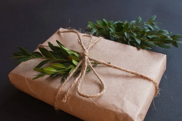 Scatola Regalo Artigianale Con Nodo Naturale Con Foglie Verdi Sfondo — Foto Stock