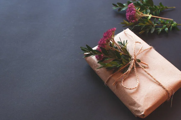 Craft Presentask Med Knut Naturligt Med Rosa Små Blommor Svart — Stockfoto