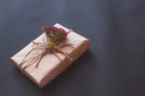 Подарочная Коробка Неестественно Розовыми Маленькими Цветочками Черном Фоне Концепция Продажи — стоковое фото