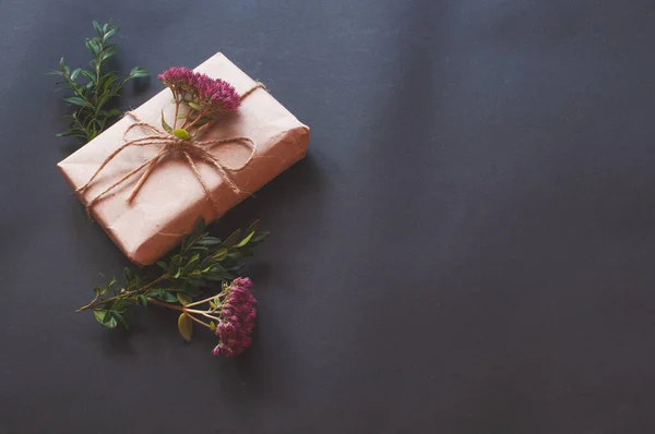 Kézműves Ajándékdoboz Csomóval Természetes Rózsaszín Kis Virágok Fekete Háttér Értékesítési — Stock Fotó