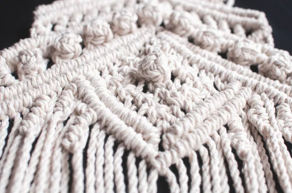 Adorno Macramé Hilos Algodón Natural Blanco Sobre Fondo Negro Tejer — Foto de Stock