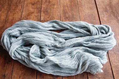 Boho tarzı gri gazlı bez koşucusu, açık arkaplanda düğün dekoru için kırsal masa örtüsü