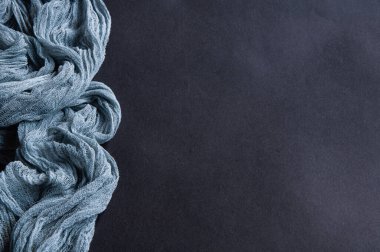 Boho tarzı gri gazlı bez koşucusu, koyu arkaplandaki düğün dekoru için kırsal masa örtüsü