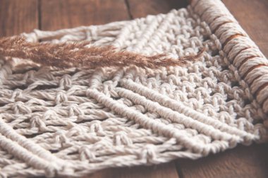 Kurumuş bir bataklığın dalı. Makrama el yapımı makrome dokusu. İç mekandaki doğal dekor kavramı. Pamuk bağı ve makrome dekor