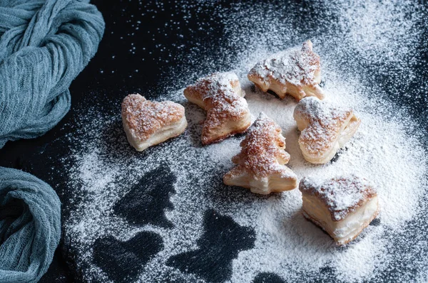 Puff Pastry Kerst Koekjes Boom Bladerdeeg Harten Zwart Granieten Bord — Stockfoto