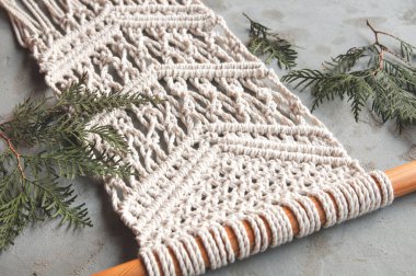 Pamuk ipliğinden örülmüş,% 100 pamuktan, makrome tarzında, elle betondan yapılmış. Kadınların hobisi.