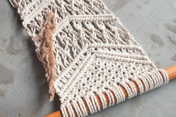 Handgemaakte Macrame Een Betonnen Achtergrond Met Een Droge Grastak — Stockfoto