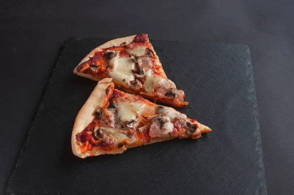 Skivor Nybakad Pizza Svart Servering Tavlan Mörk Bakgrund — Stockfoto