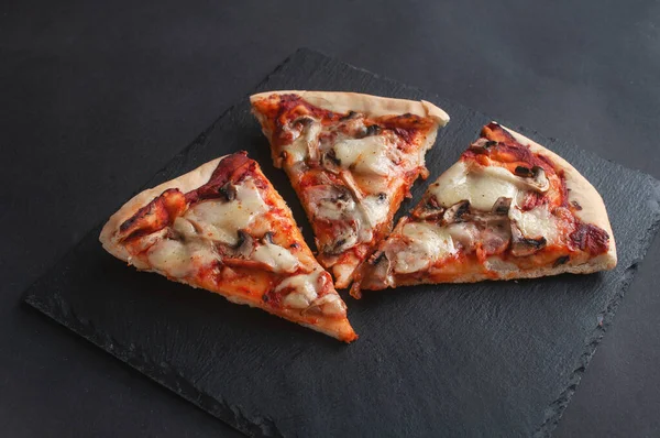 Skivor Nybakad Pizza Svart Servering Tavlan Mörk Bakgrund — Stockfoto