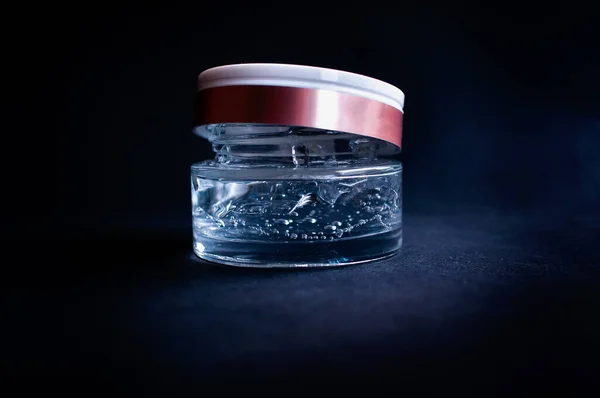 Frasco Transparente Con Crema Hidratante Con Ácido Hialurónico Sobre Fondo — Foto de Stock