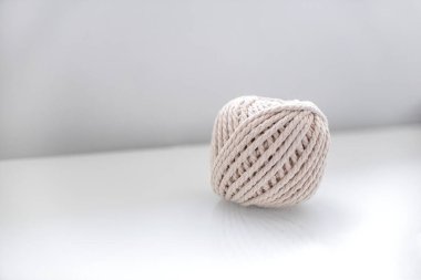 Açık arkaplanda örgü örmek için açık bej renkli bobbin boyası