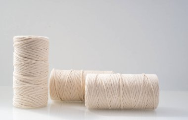 açık arkaplanda doğal bej renkli macrat iplik yaraları bulunur.