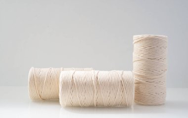 açık arkaplanda doğal bej renkli macrat iplik yaraları bulunur.