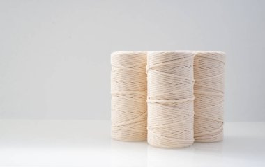 açık arkaplanda doğal bej renkli macrat iplik yaraları bulunur.